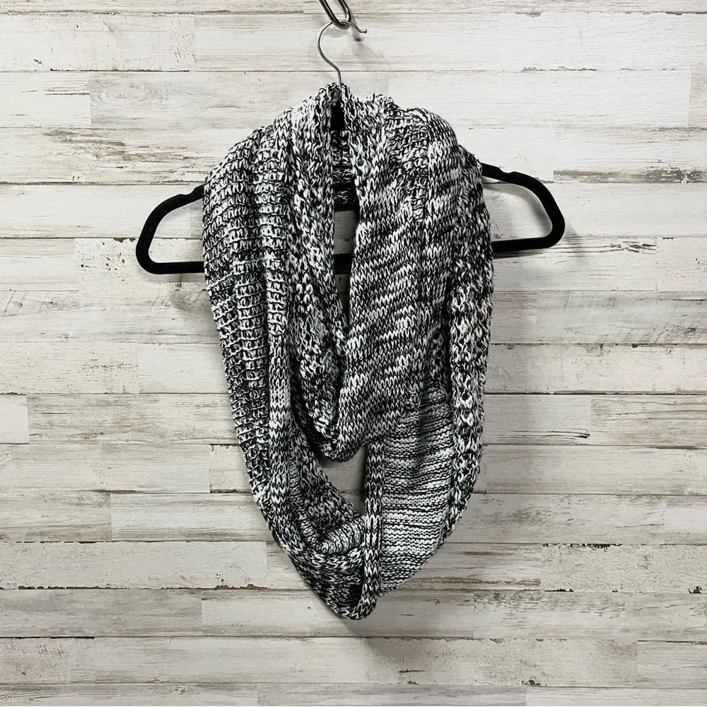 Ann Taylor Geometric Monochrome Knit Scarf